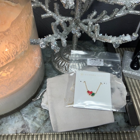 Kendra Scott Ari Heart Emilie Pendant In Red Illusion and Emerald Cats Eye - Picture 4 of 4